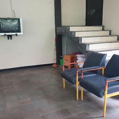 Oyo Life 2090 Ratna Backpacker Syariah Ξενοδοχείο Probolinggo Εξωτερικό φωτογραφία