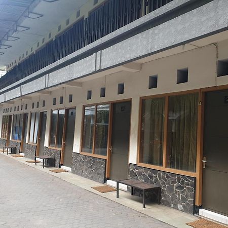 Oyo Life 2090 Ratna Backpacker Syariah Ξενοδοχείο Probolinggo Εξωτερικό φωτογραφία