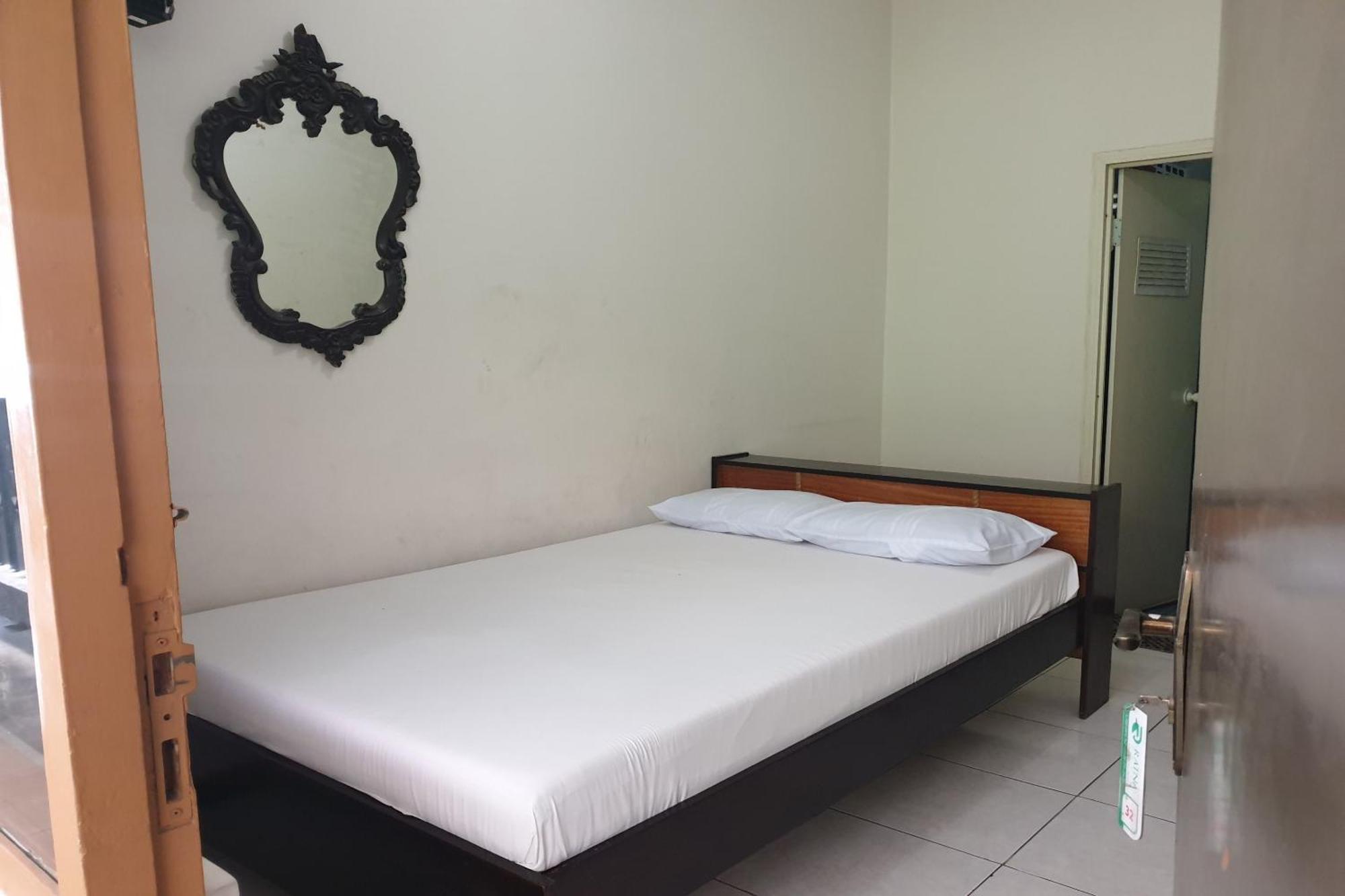 Oyo Life 2090 Ratna Backpacker Syariah Ξενοδοχείο Probolinggo Εξωτερικό φωτογραφία