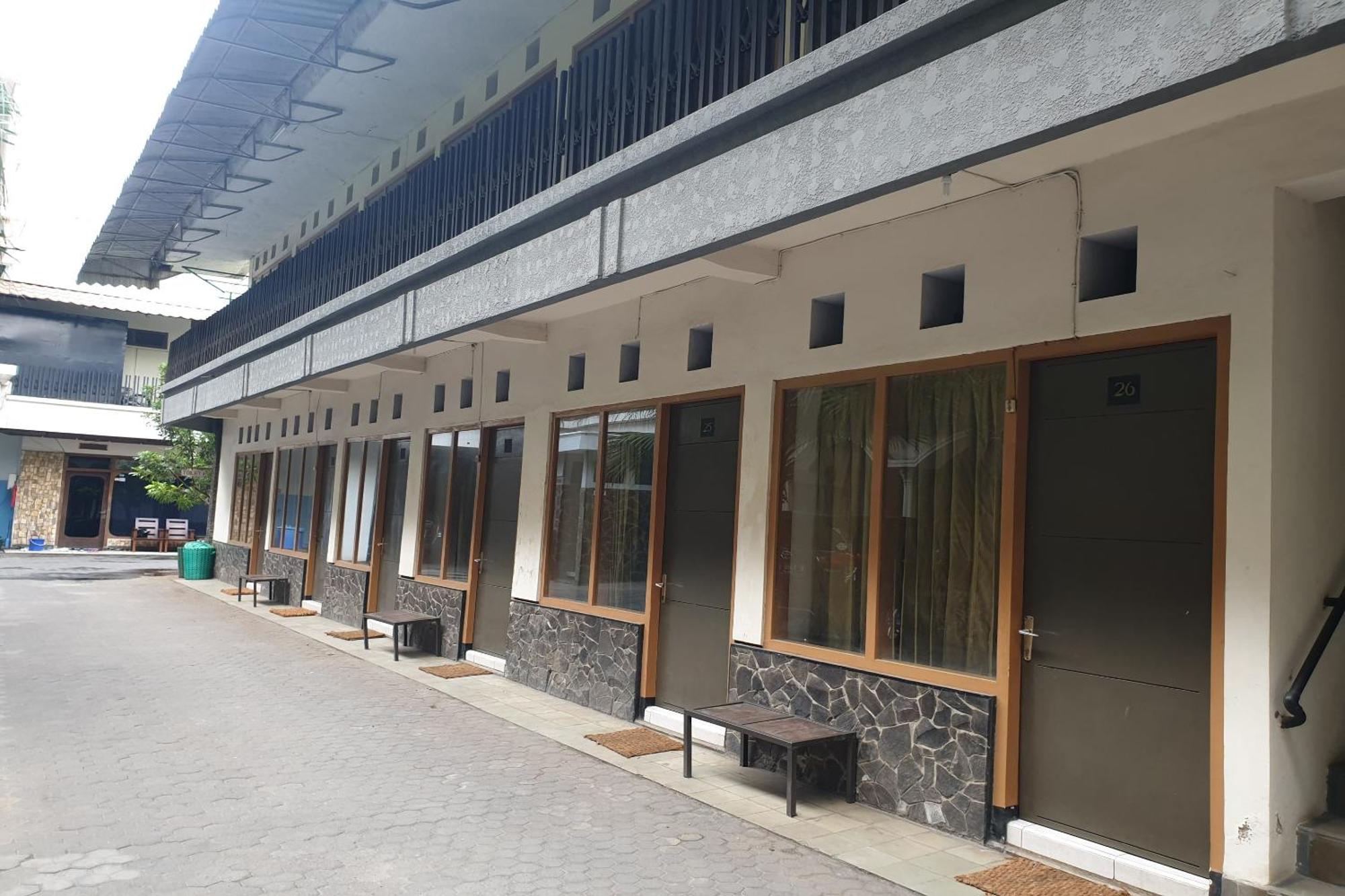 Oyo Life 2090 Ratna Backpacker Syariah Ξενοδοχείο Probolinggo Εξωτερικό φωτογραφία